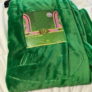 Wicked Soft Plush Emerald Green Throw Blanket